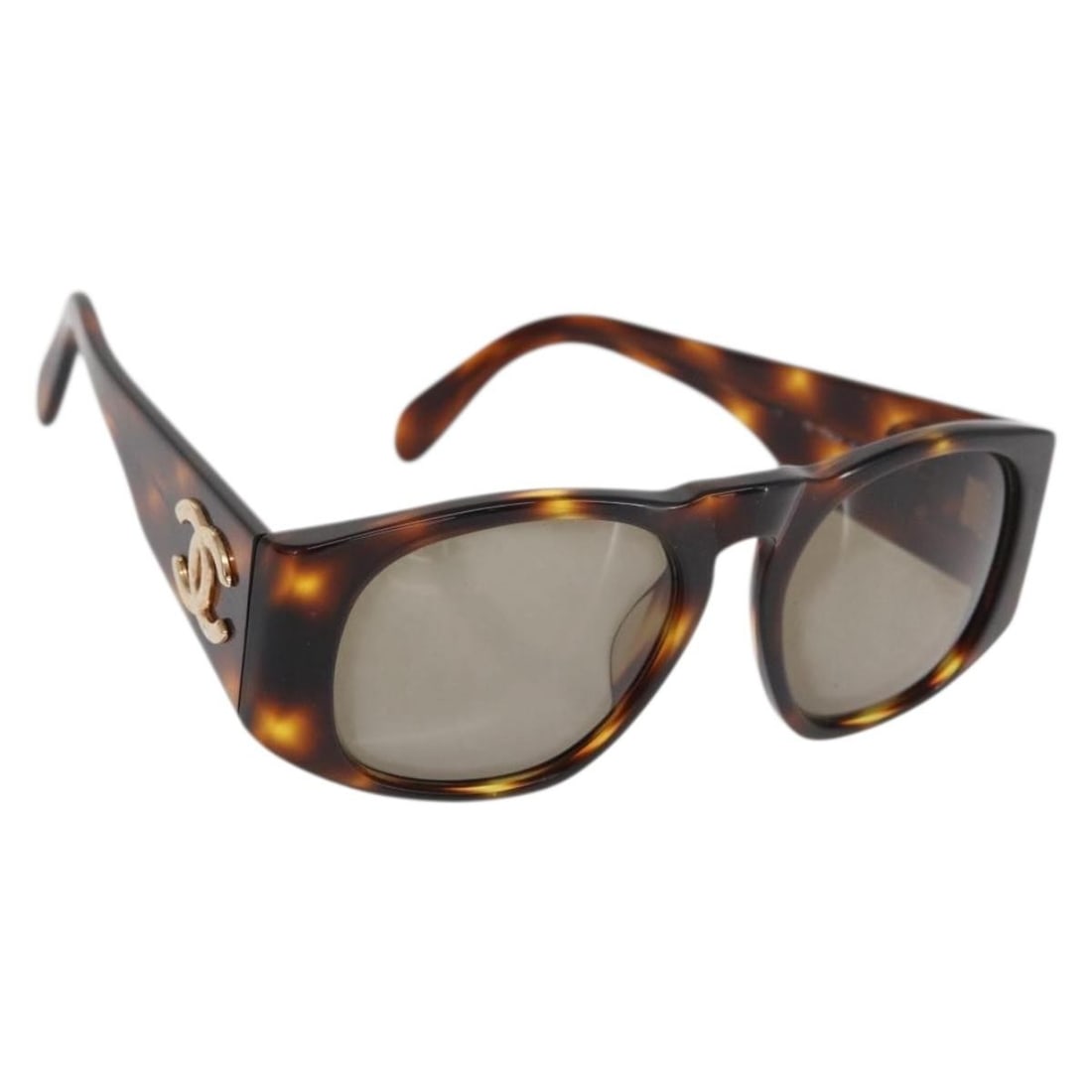 Brown Plastic CHANEL CC Sunglasses with Case Italy: Brown Plastic CHANEL CC Sunglasses with Case Italy These CHANEL sunglasses feature a brown plastic frame, offering a stylish and classic look. Made in Italy, they come with a sunglass case and display