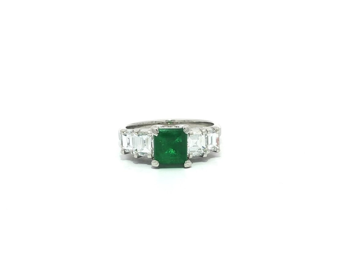 Vintage Platinum Emerald Diamond Pyramid Style Ring 1.80ctw: Vintage Platinum Emerald Diamond Pyramid Style Ring 1.80ctw This exquisite vintage ring features a vibrant natural emerald at its center, elegantly set in a solid platinum band. The emerald is cut in 