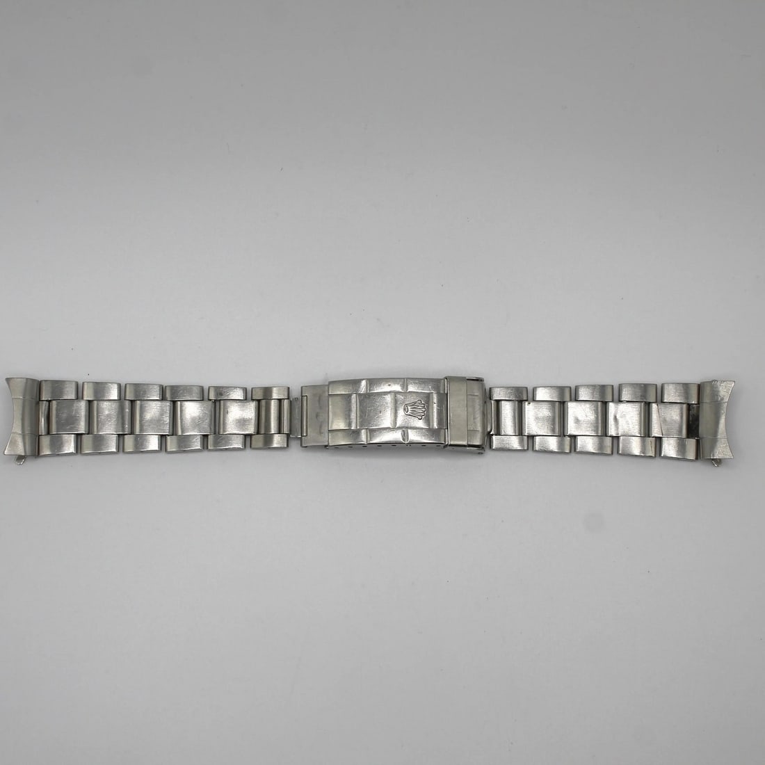 Rolex Oyster Submariner Stainless Steel 20MM Bracelet 9315: Rolex Oyster Submariner Stainless Steel 20MM Bracelet 9315 Elevate your timepiece with this Rolex Oyster Submariner Bracelet, crafted from durable stainless steel. This luxurious wristwatch band featu