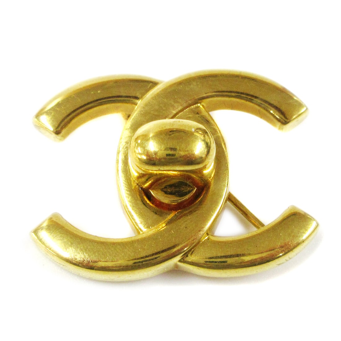Chanel Small Gold Turnlock Brooch Pin Logo 96P: Chanel Small Gold Turnlock Brooch Pin Logo 96P This exquisite Chanel Turnlock Brooch Pin is a stunning accessory that showcases the iconic Chanel logo. Crafted in a luxurious gold-tone metal, this sma