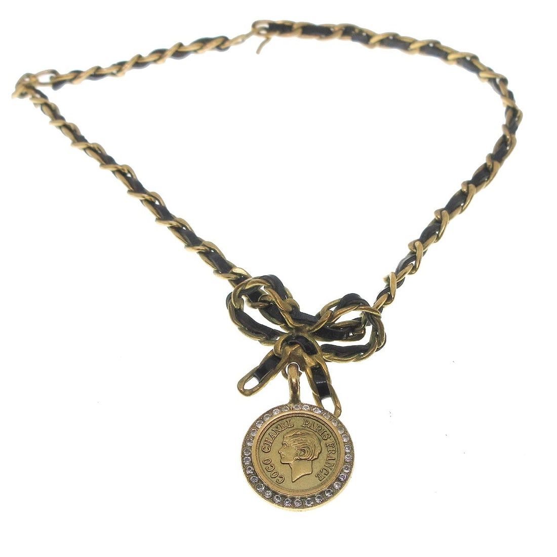 Chanel Gold Black Bow Charm Pendant Necklace 95P: Chanel Gold Black Bow Charm Pendant Necklace 95P This exquisite Chanel Bow Medallion Charm Pendant Necklace features a striking bow-shaped pendant crafted from gold-plated rhinestone and patent leathe