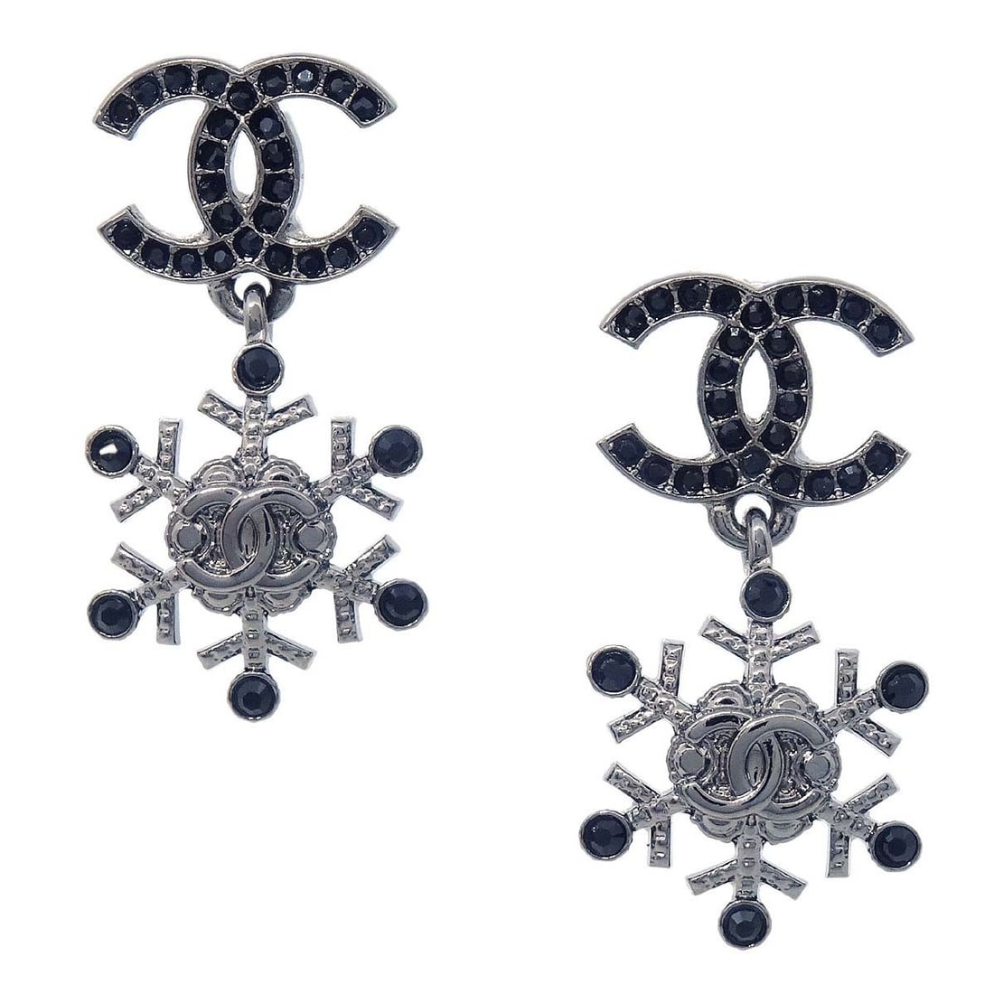 CHANEL Snowflake Dangle Pierced Earrings Silver Plated A19B: CHANEL Snowflake Dangle Pierced Earrings Silver Plated A19B These Chanel CC snowflake dangle pierced earrings feature a silver-plated finish with sparkling rhinestones. Designed in a snowflake motif w