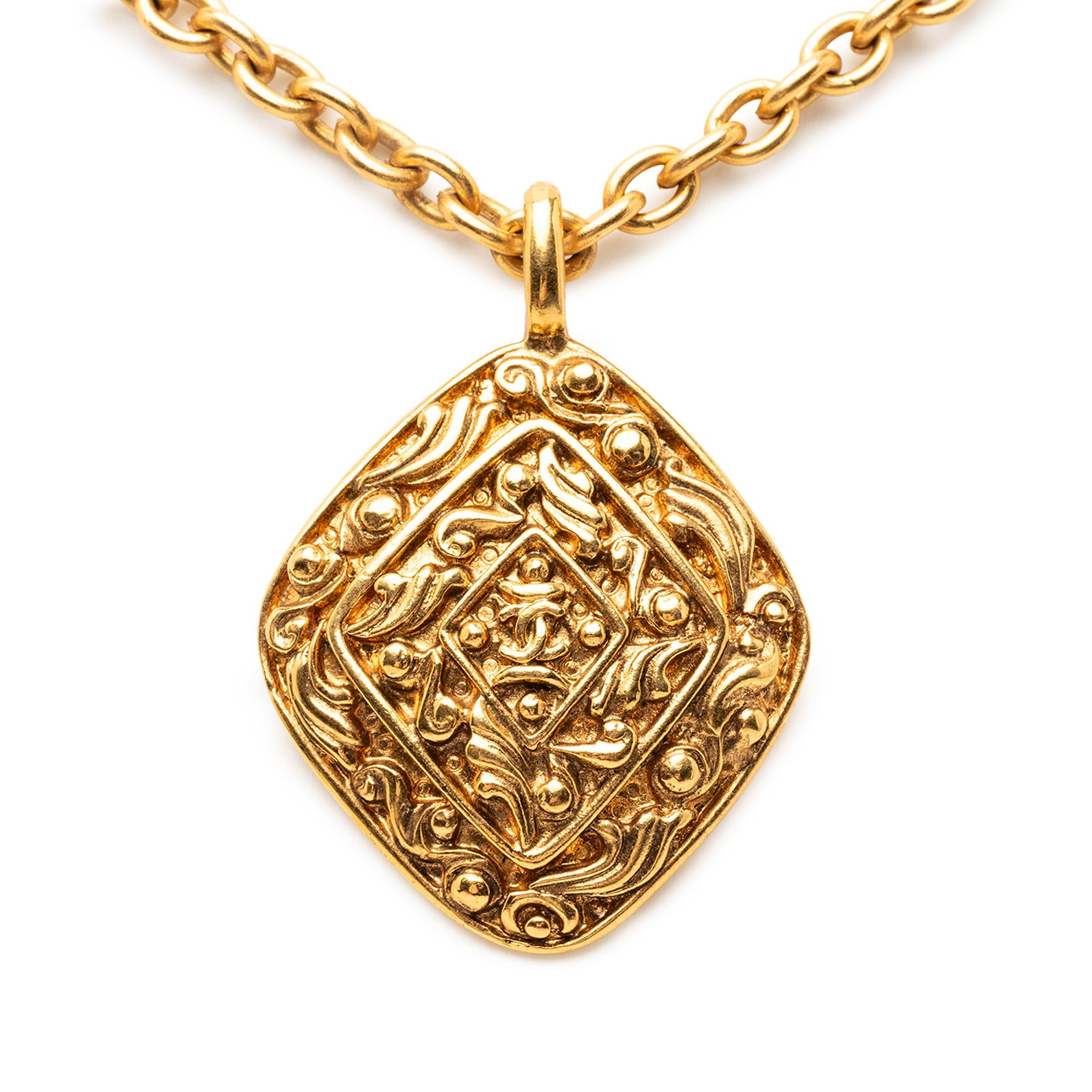 Chanel gold plated medallion pendant necklace rhombus CC: Chanel gold plated medallion pendant necklace rhombus CC This Chanel necklace features a gold-plated metal chain with a distinctive rhombus-shaped medallion pendant and a spring ring clasp closure. Th