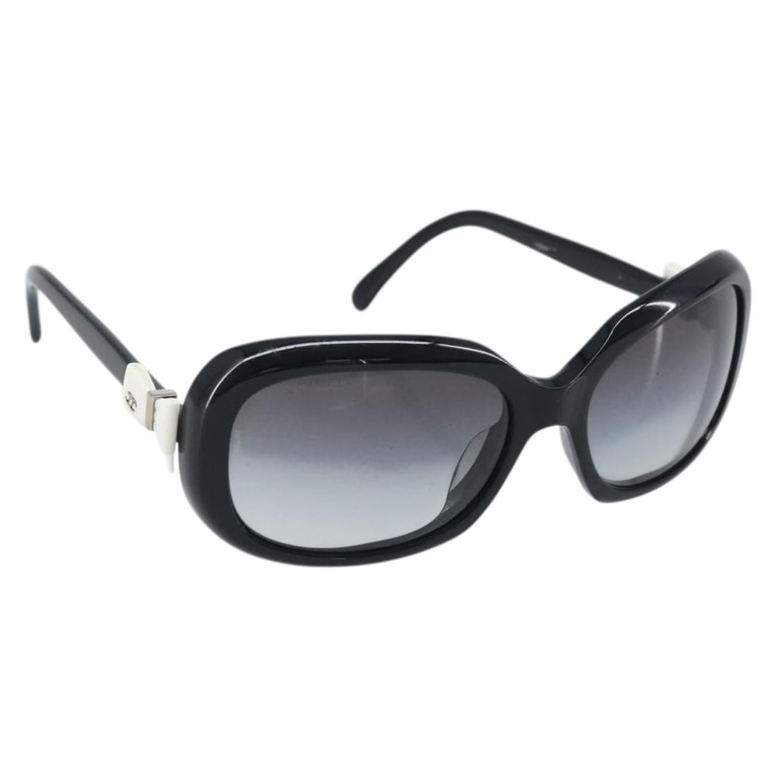 Chanel Black Plastic CC Logo Women's Sunglasses: Chanel Black Plastic CC Logo Women's Sunglasses These Chanel Logo CC sunglasses feature a black plastic frame and are designed for women. The exterior shows light rubbing and scratches consistent with