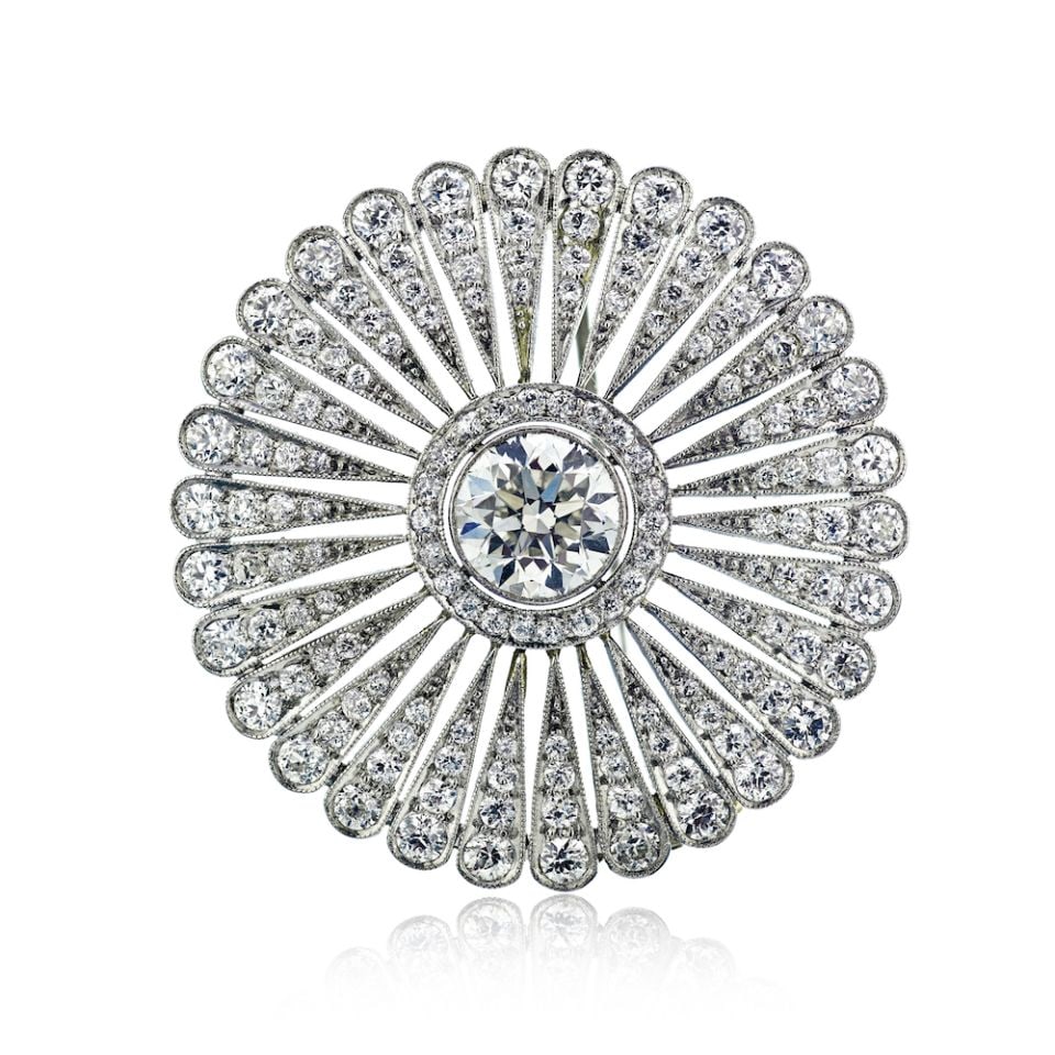 Tiffany & Co. Platinum Circle Brooch 12.4g Elegant Design: Tiffany & Co. Platinum Circle Brooch 12.4g Elegant Design This exquisite brooch from Tiffany & Co. is crafted in luxurious platinum, weighing 12.4 grams. Its elegant circular design measures 4.75 inch
