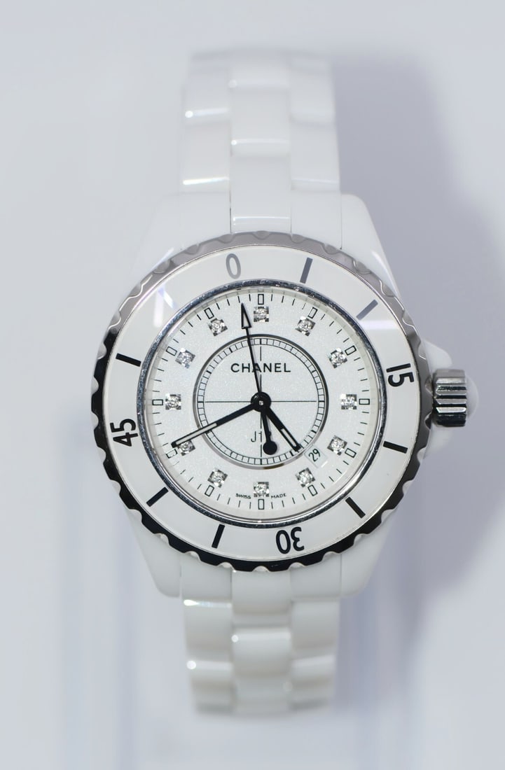 Chanel J12 Diamond White Ceramic Watch Ref H1628 33mm: Chanel J12 Diamond White Ceramic Watch Ref H1628 33mm This exquisite Chanel J12 Diamond White Ceramic Watch (Ref: H1628) is a stunning addition to any collection. Featuring a sleek white ceramic case 