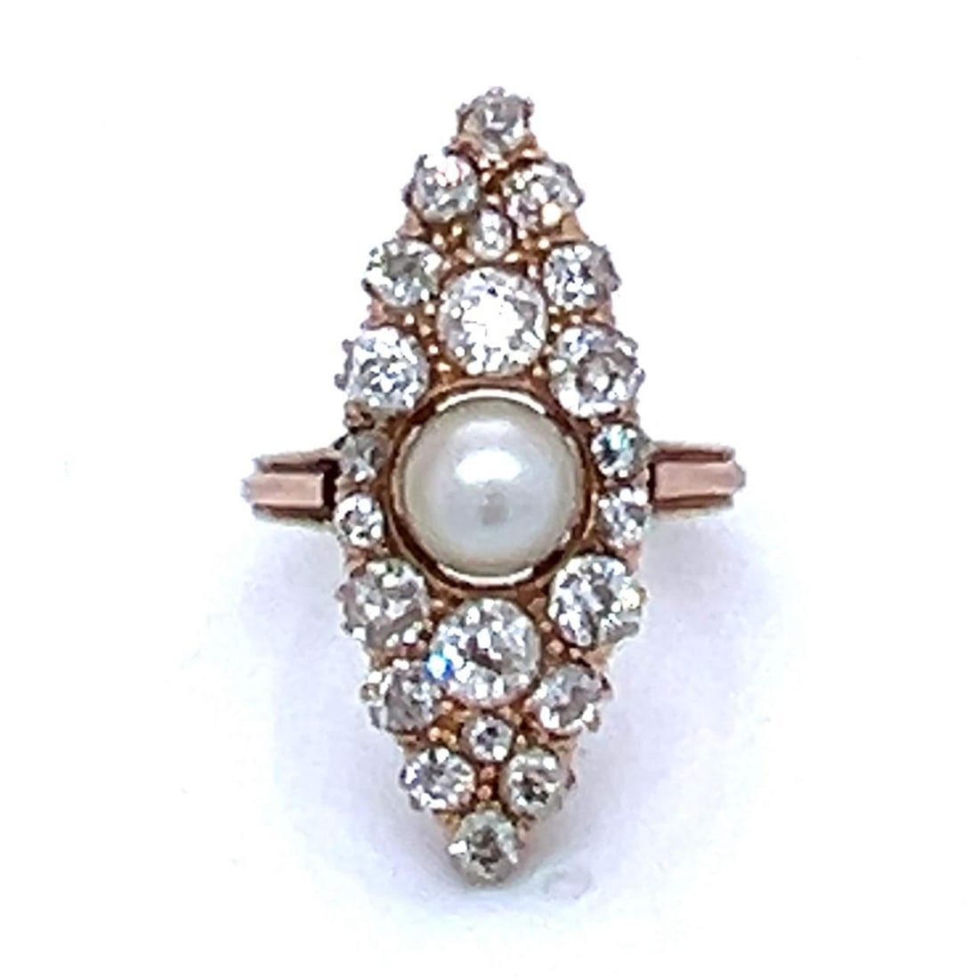 Victorian 18K Gold Pearl and Diamond Ring 3.10 Ct Antique Elegance: Victorian 18K Gold Pearl and Diamond Ring 3.10 Ct Antique Elegance This exquisite Victorian ring is crafted in 18K gold and features a stunning natural pearl alongside an impressive array of 22 Old Mi