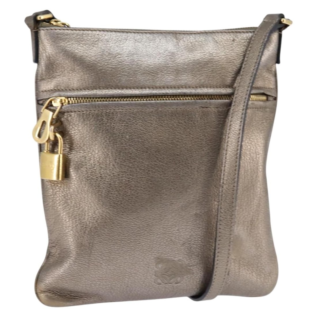 LOEWE Anagram Gold Leather Shoulder Bag with Accessories: LOEWE Anagram Gold Leather Shoulder Bag with Accessories This LOEWE anagram shoulder bag is a stunning accessory crafted from high-quality leather in a luxurious gold hue. Measuring approximately 9.4 