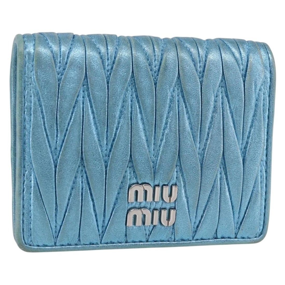 Miu Miu Blue Silver Leather Matelasse Wallet: Miu Miu Blue Silver Leather Matelasse Wallet This Miu Miu Matelasse wallet is crafted from blue and silver leather and features a compact design. Made in Turkey, it is designed for women and offers a 