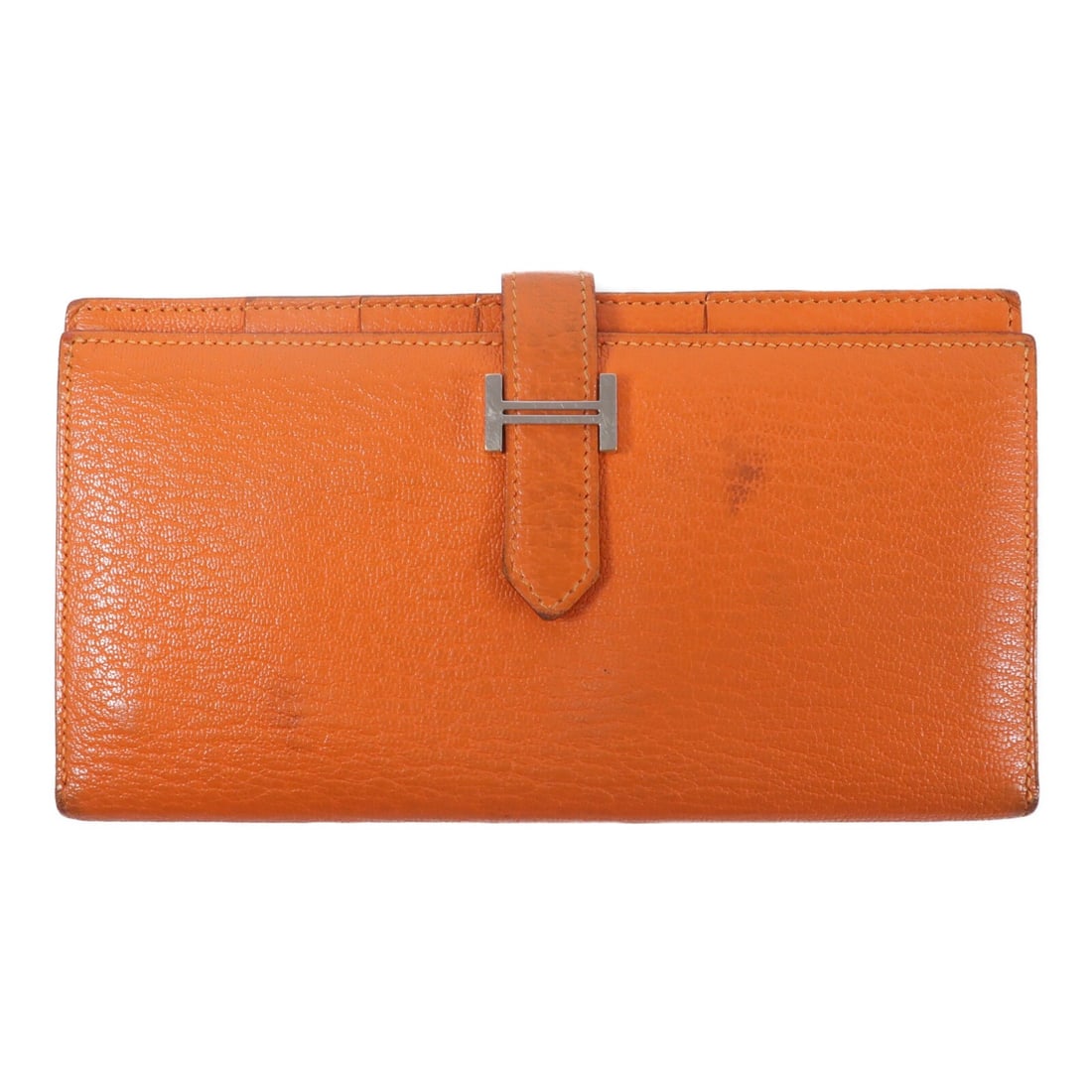 Hermes Bearn Long Wallet Chevre Orange PHW: Hermes Bearn Long Wallet Chevre Orange PHW This Hermes Bearn long wallet is crafted from quality goatskin leather in a vibrant orange hue. Designed as a bifold purse, it offers a stylish and functiona