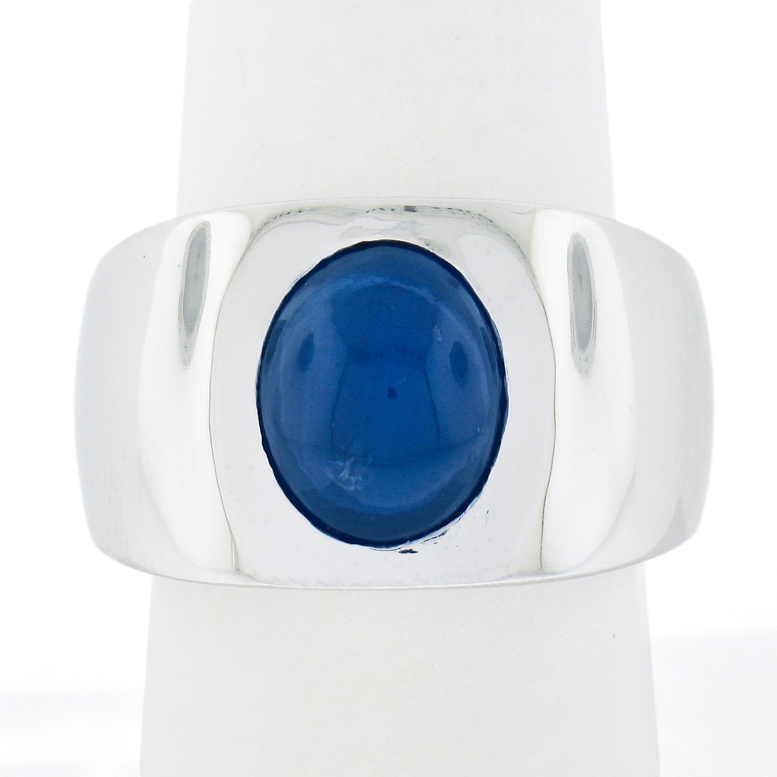 Gubelin Certified Platinum Oval Cabochon Sapphire Ring 9.01ct: Gubelin Certified Platinum Oval Cabochon Sapphire Ring 9.01ct This men's ring features a substantial 9.01 carat natural sapphire, certified by Gubelin, set in a solid platinum band. The oval cabochon 