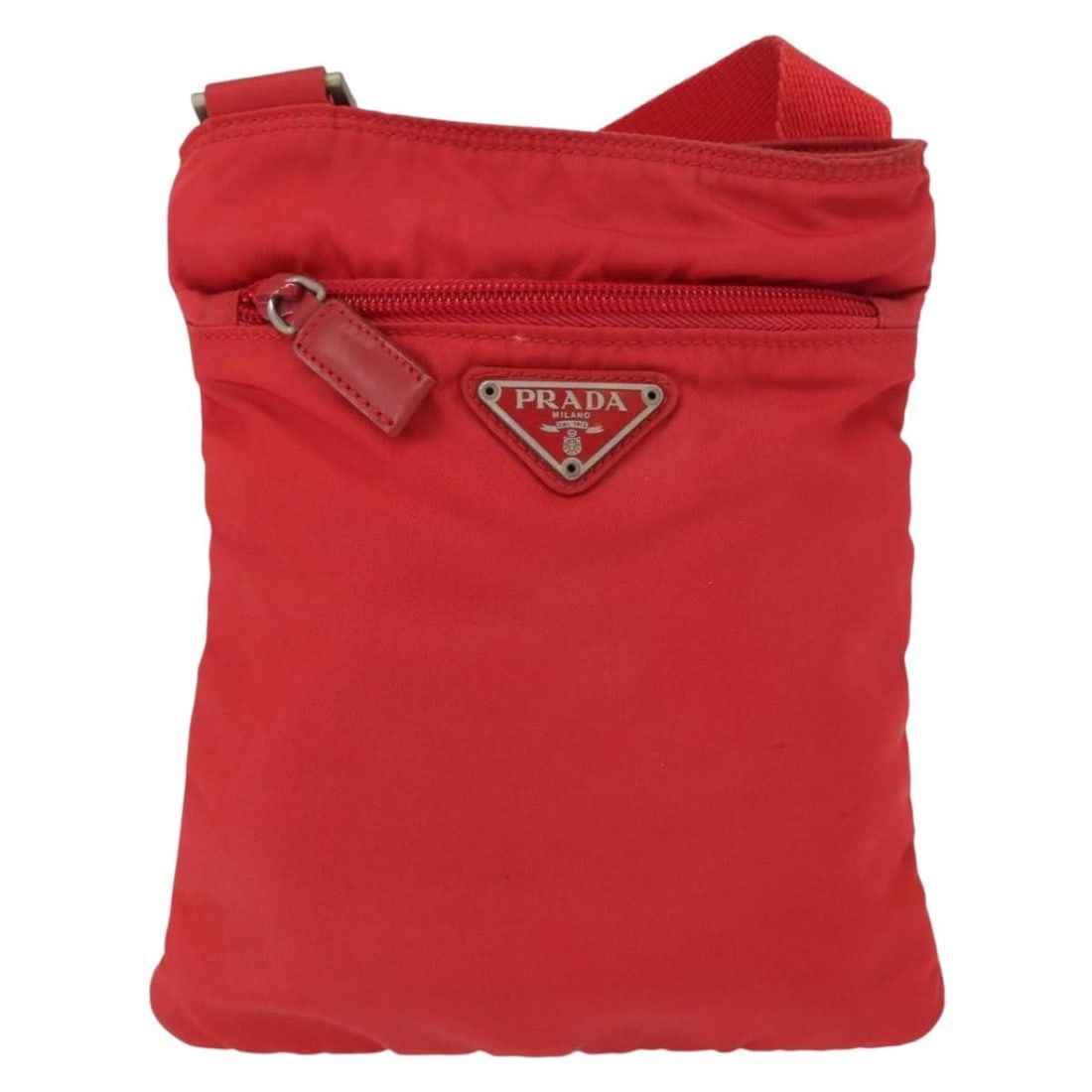 Prada Tessuto nylon messenger bag red 18cm x 21cm: Prada Tessuto nylon messenger bag red 18cm x 21cm This Prada Flat Messenger Bag is crafted from durable red nylon and features a compact, unisex design. Made in Italy, it offers a practical and stylis