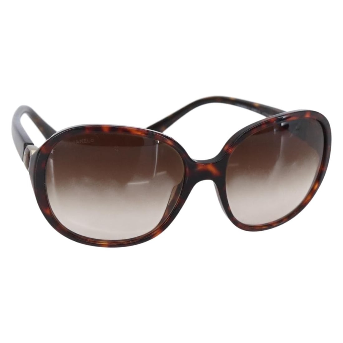 CHANEL Brown Plastic Sunglasses CC Auth Italy: CHANEL Brown Plastic Sunglasses CC Auth Italy Elevate your style with these authentic CHANEL sunglasses, crafted in Italy. Featuring a chic brown plastic exterior, these sunglasses are not only fashio