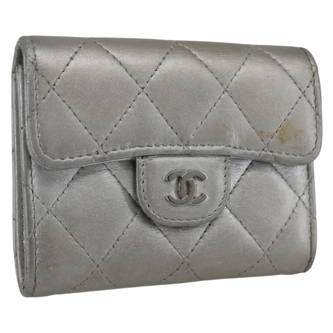 Chanel Matelasse Silver Leather Card Holder with CC Logo: Chanel Matelasse Silver Leather Card Holder with CC Logo This CHANEL Matelasse card case is crafted from silver leather and features the iconic CC logo in silver-tone hardware. Designed for women, it 