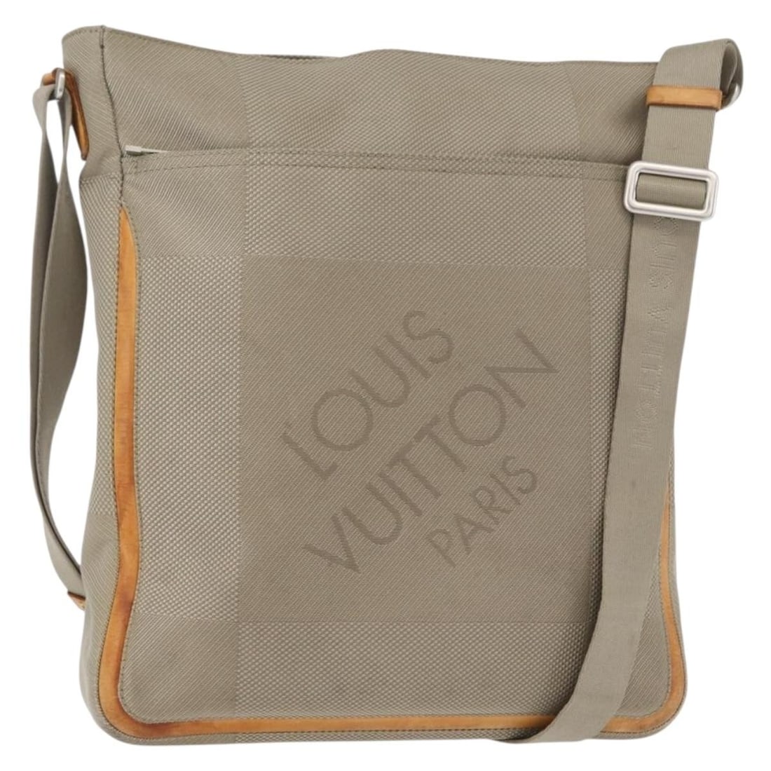 Louis Vuitton Damier Geant Gray Messenger Bag M93046: Louis Vuitton Damier Geant Gray Messenger Bag M93046 This Louis Vuitton Damier Geant Compignon Messenger Bag in gray is crafted from durable Damier Geant canvas and features an adjustable shoulder str