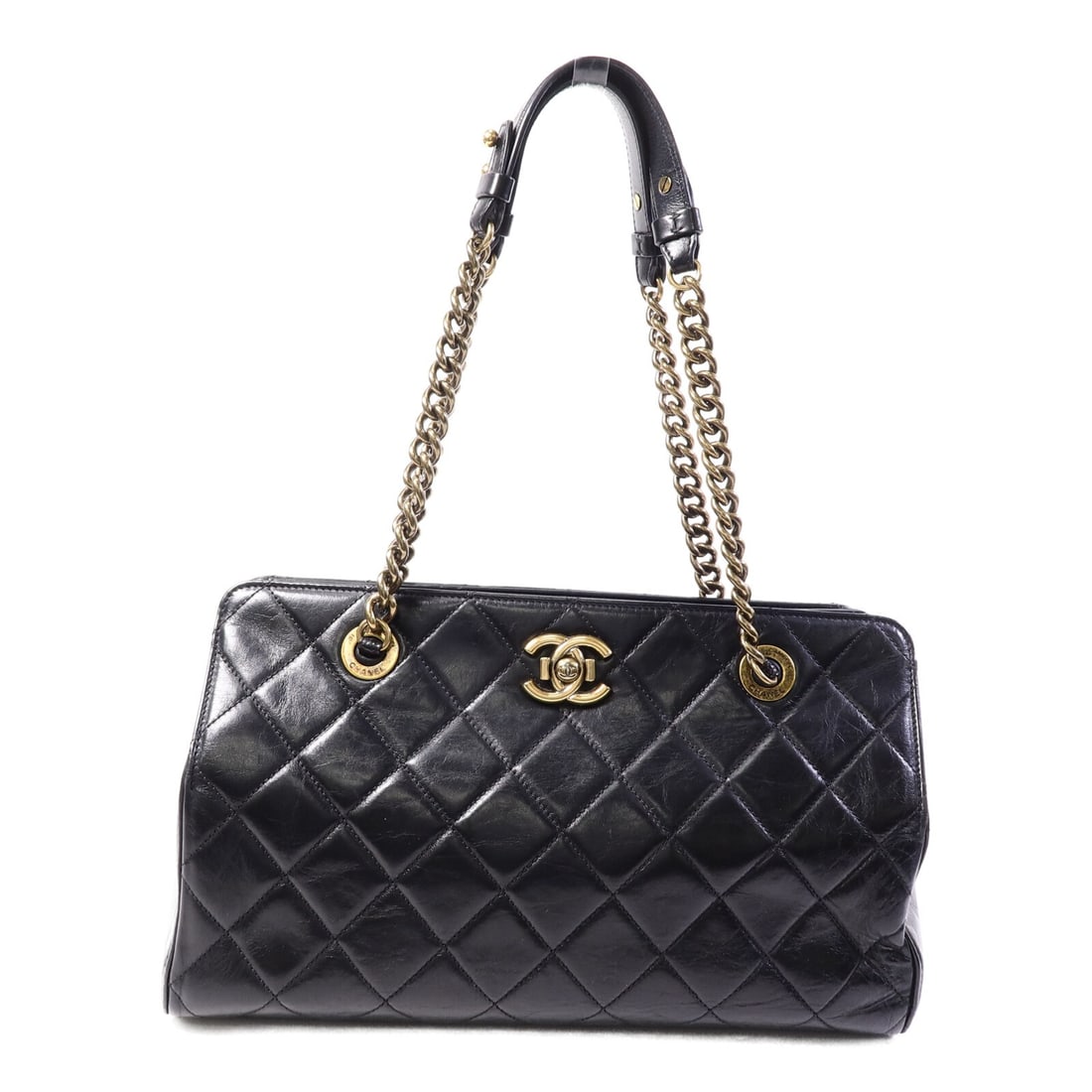 CHANEL Black Calfskin CC Chain Shoulder Bag GHW: CHANEL Black Calfskin CC Chain Shoulder Bag GHW This CHANEL shoulder bag features a classic black calfskin leather exterior with gold-tone chain detailing. Designed for women, it offers a spacious int