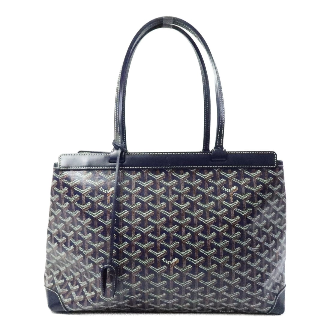 Goyard Bellechasse Biaude PM Navy Coated Canvas Tote Bag: Goyard Bellechasse Biaude PM Navy Coated Canvas Tote Bag This GOYARD Bellechasse Biaude PM tote bag is crafted from durable PVC coated canvas in a sophisticated navy color. Designed for women, it offe