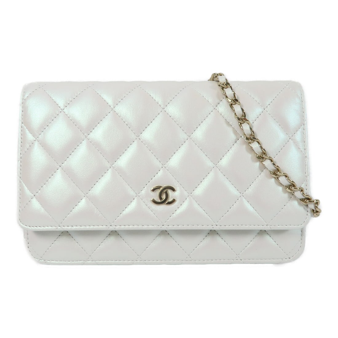 CHANEL White Lambskin WOC Shoulder Bag GHW AP0250: CHANEL White Lambskin WOC Shoulder Bag GHW AP0250 This CHANEL Wallet On Chain (WOC) shoulder bag is crafted from luxurious white lambskin leather and features the iconic CC logo. Designed for versatil