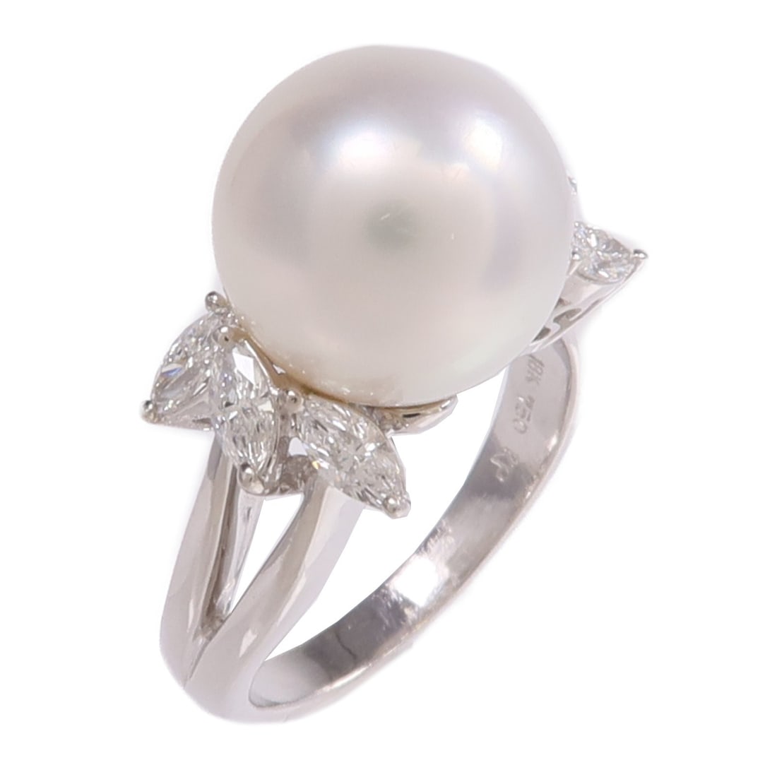 Pearl and Diamond 18K White Gold Ring JEWELRY US 6.75: Pearl and Diamond 18K White Gold Ring JEWELRY US 6.75 This elegant women's ring features a lustrous pearl set in 18K white gold, accented by sparkling diamonds. The ring is crafted in a classic style 