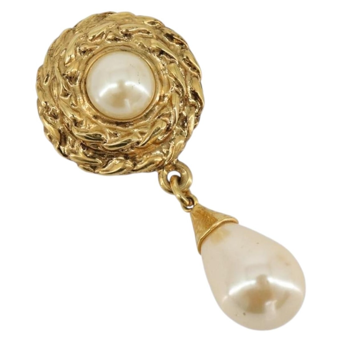 Saint Laurent gold metal brooch women Italy: Saint Laurent gold metal brooch women Italy This SAINT LAURENT brooch is crafted from gold-tone metal and designed for women. The piece shows notable signs of wear, including surface rubbing and scrat