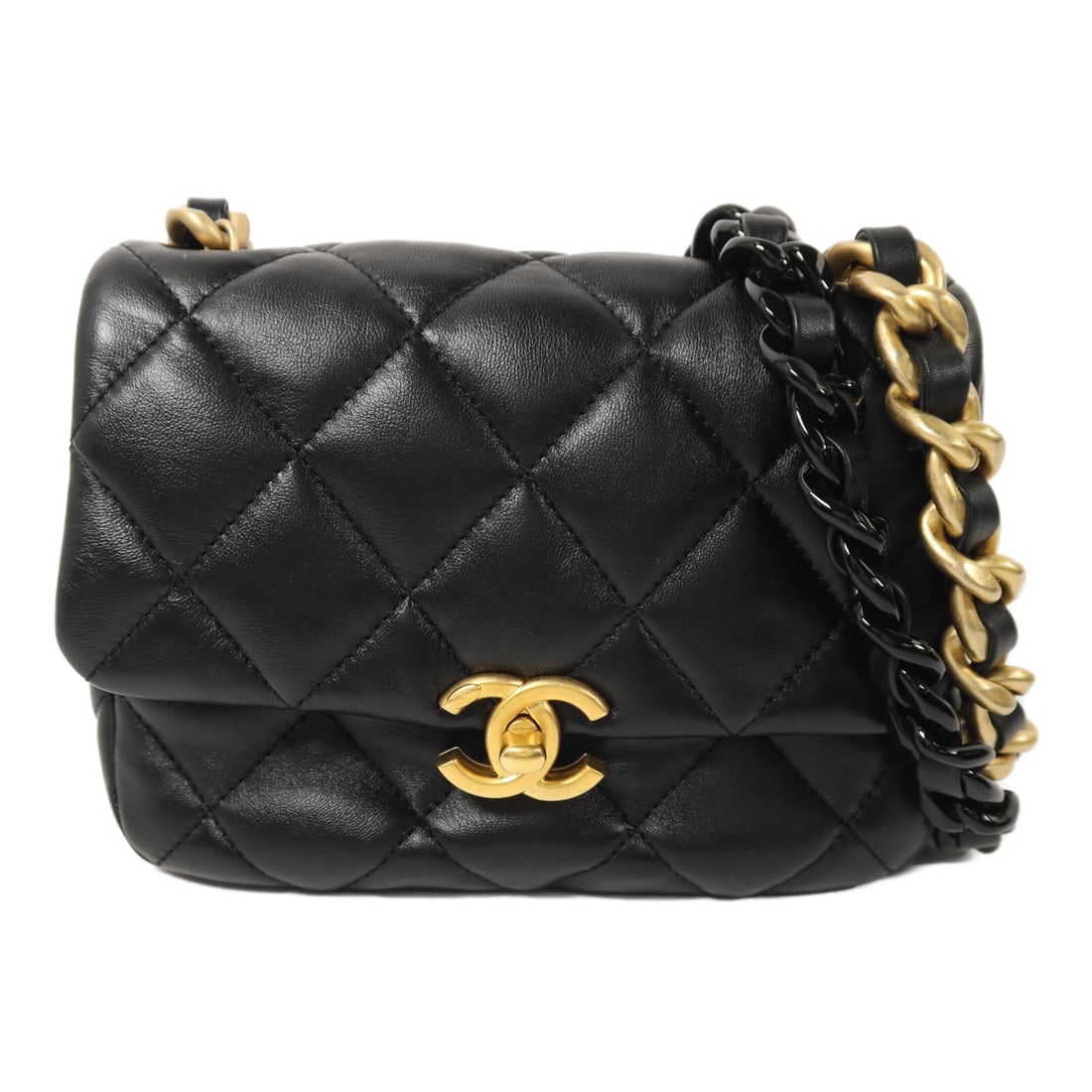 Chanel Lambskin AS3205 Black CC Chain Shoulder Purse: Chanel Lambskin AS3205 Black CC Chain Shoulder Purse This CHANEL CC Chain Shoulder Bag is crafted from luxurious black lambskin leather and features a classic chain design. The bag is designed for wom