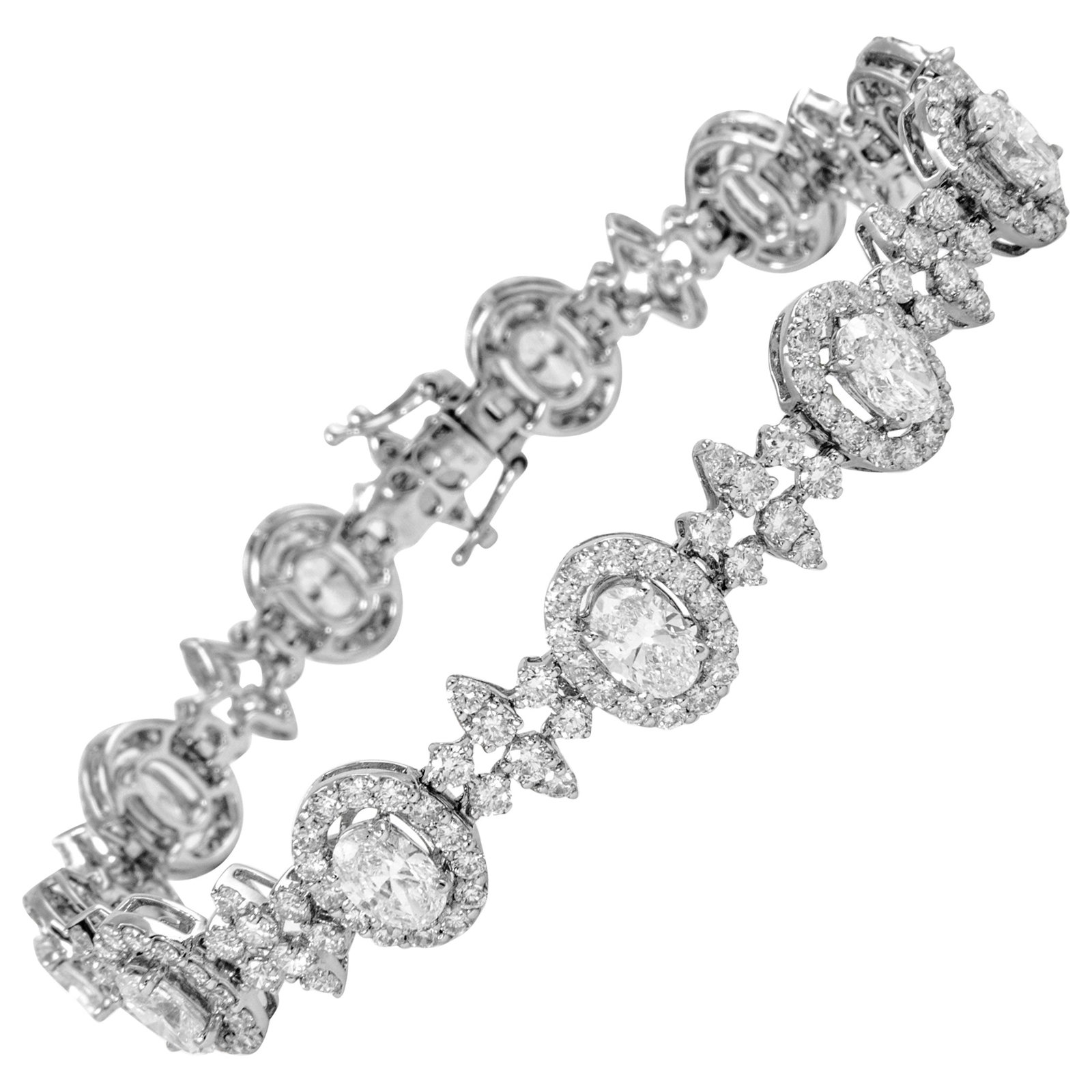 Elegant 9.67ct Diamond Bracelet in 18k White Gold: Elegant 9.67ct Diamond Bracelet in 18k White Gold This exquisite bracelet features an elegant design crafted from 18k white gold and showcases a stunning combination of oval and round diamonds. The br