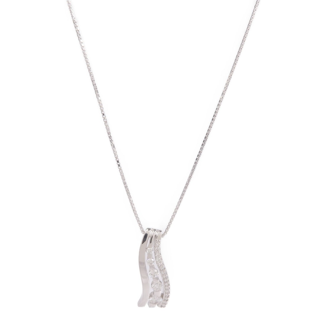 Diamond White Gold Necklace JEWELRY 18K: Diamond White Gold Necklace JEWELRY 18K This elegant necklace features sparkling diamonds set in 18K white gold, offering a sophisticated and timeless accessory for women. The necklace is crafted in a