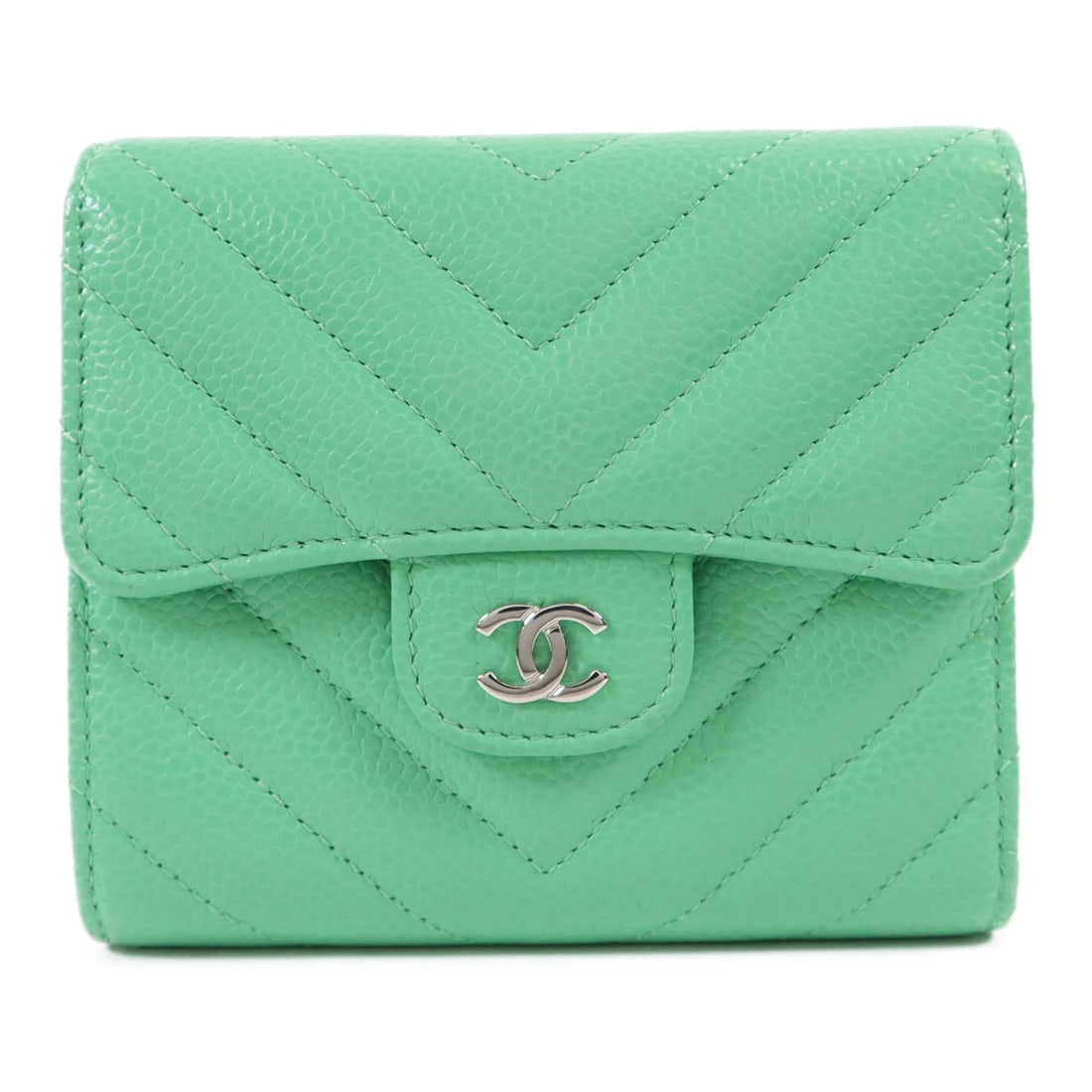 CHANEL green calfskin tri-fold wallet CC SHW: CHANEL green calfskin tri-fold wallet CC SHW This CHANEL tri-fold wallet is crafted from green calfskin leather, offering both elegance and durability. Designed for women, it features a classic three-