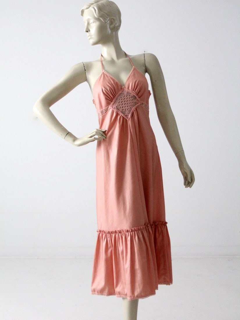 1970s Young Edwardian Pink Sundress Bohemian Lace Applique: 1970s Young Edwardian Pink Sundress Bohemian Lace Applique This charming 1970s pink sundress by Young Edwardian embodies bohemian romanticism with its delicate design. Featuring a halter top with slen