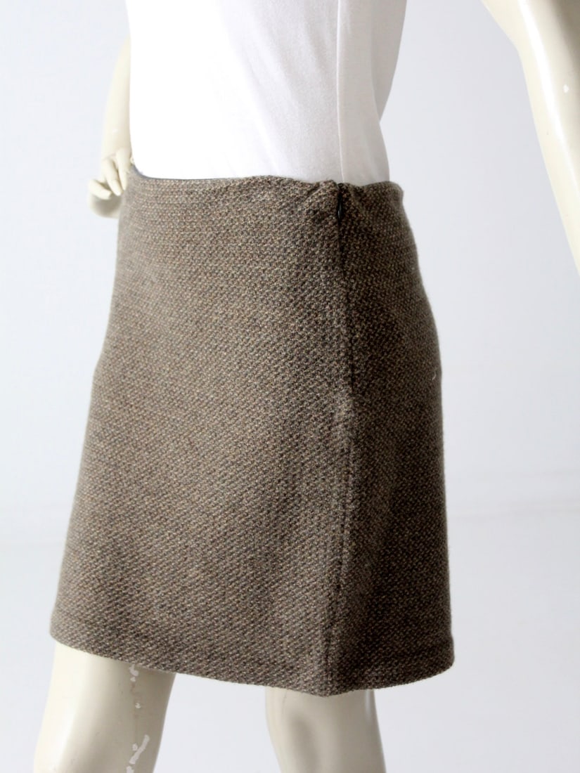 Wool Cashmere Blend Straight Skirt by Ralph Lauren Vintage: Wool Cashmere Blend Straight Skirt by Ralph Lauren Vintage This vintage Ralph Lauren straight skirt features a classic silhouette and is crafted from a luxurious blend of wool and cashmere, offering b