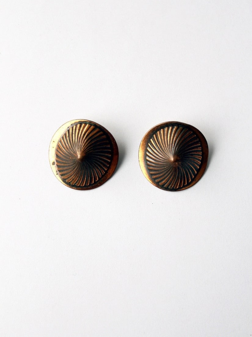 1940s Vintage Copper Tone Clip-On Earrings Geometric Design: 1940s Vintage Copper Tone Clip-On Earrings Geometric Design Discover a stunning pair of vintage 1940s copper tone clip-on earrings featuring a dynamic geometric cone pattern. These earrings showcase a