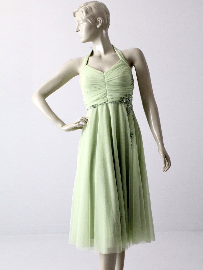 Charming Mint Green Vintage Halter Party Dress with Sequins: Charming Mint Green Vintage Halter Party Dress with Sequins Elevate your style with this charming vintage halter party dress in a delightful mint green hue. The dress features a beautifully ruched bus