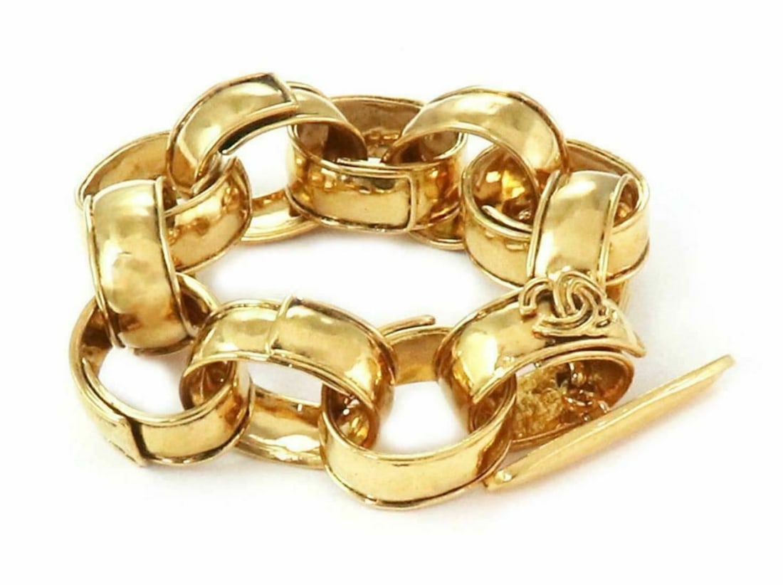Chanel 92P yellow gold plated hammered oval link toggle bracelet: Chanel 92P yellow gold plated hammered oval link toggle bracelet This vintage Chanel bracelet features oversized hammered oval links crafted from yellow gold-plated metal, offering a bold and sculptur