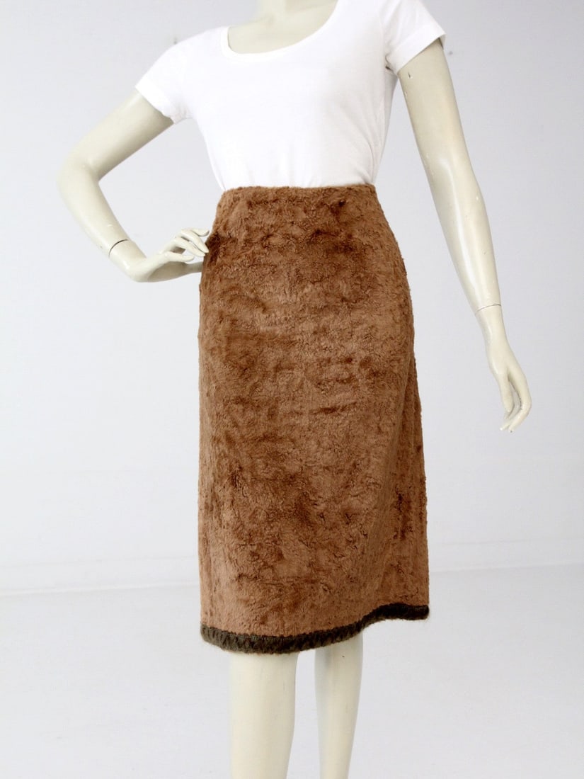 Mod A-Line Brown Faux Fur Skirt with Green Ribbon Trim XS: Mod A-Line Brown Faux Fur Skirt with Green Ribbon Trim XS This vintage faux fur skirt features a mod-inspired fitted A-line silhouette crafted from rich brown furry nap fabric and accented with forest