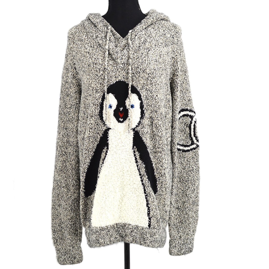 Chanel Vintage Penguin Pattern Long Sleeve Dress Gray: Chanel Vintage Penguin Pattern Long Sleeve Dress Gray Elevate your wardrobe with this vintage Chanel long sleeve dress featuring a playful penguin pattern. Designed for casual occasions, this knee-len