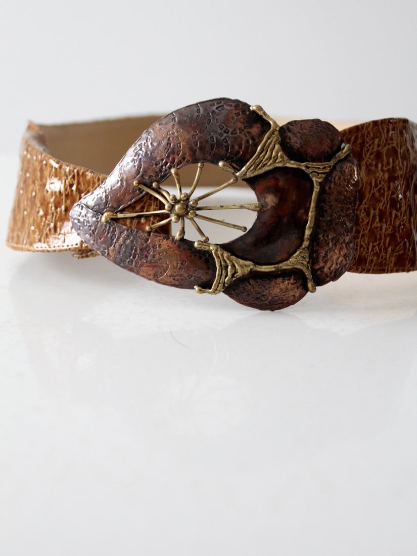Vintage 70s Tan Reptile Skin Belt with Brutalist Metal Buckle: Vintage 70s Tan Reptile Skin Belt with Brutalist Metal Buckle This vintage wide belt from the 1970s showcases a striking large brutalist art buckle. Crafted from tan reptile skin, the belt features a 
