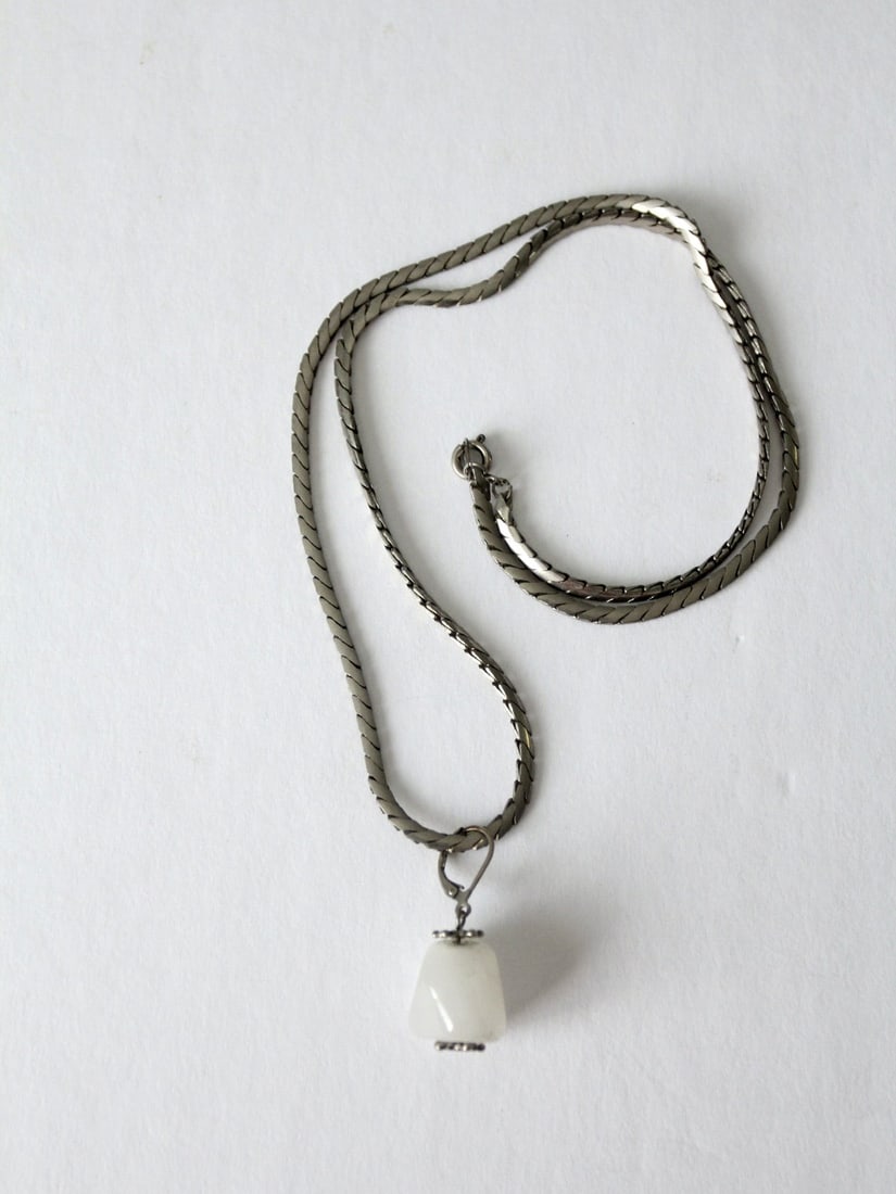 Vintage White Stone Pendant Necklace Silver Tone Chain 24 Inch: Vintage White Stone Pendant Necklace Silver Tone Chain 24 Inch Discover the charm of this vintage pendant necklace featuring an elegant opaque white stone. The pendant is gracefully suspended from a s