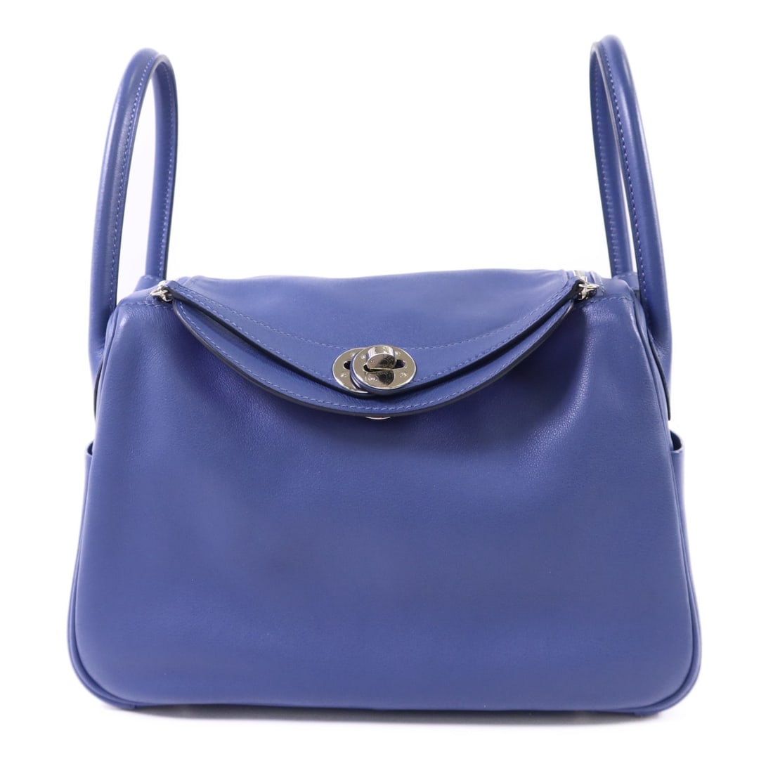 Hermes Lindy 26 Bleu Brighton Calfskin Shoulder Bag PHW: Hermes Lindy 26 Bleu Brighton Calfskin Shoulder Bag PHW This Hermes Lindy 26 is a versatile 2-way shoulder bag crafted from Veau Swift calfskin leather in a striking Bleu Brighton color. The bag featu