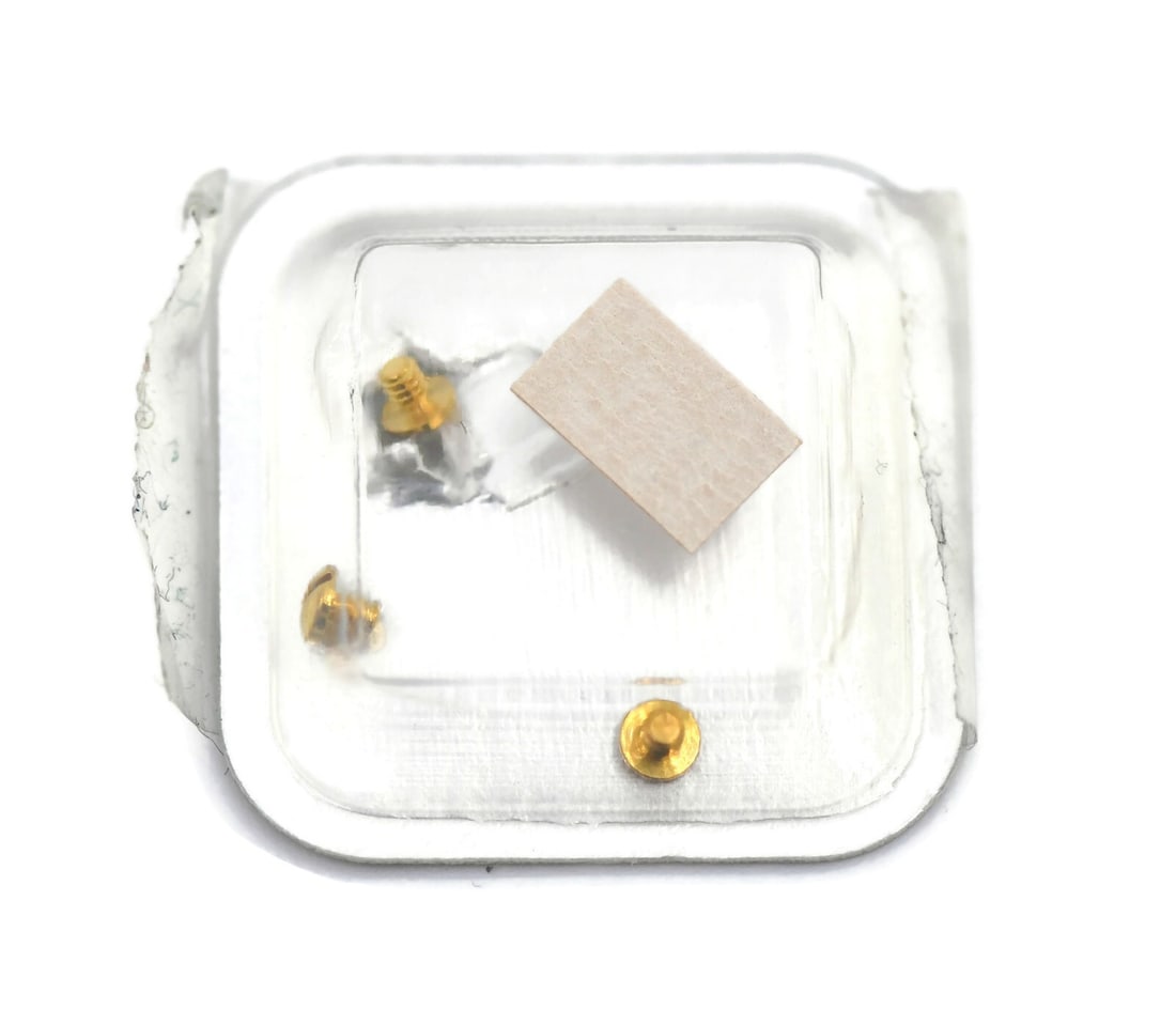 Set of 3 Gold Screws for Ebel Discovery Ref 883912: Set of 3 Gold Screws for Ebel Discovery Ref 883912 This item consists of three authentic Ebel Discovery gold screws, reference 883912. These screws are designed for use with Ebel Discovery timepieces 