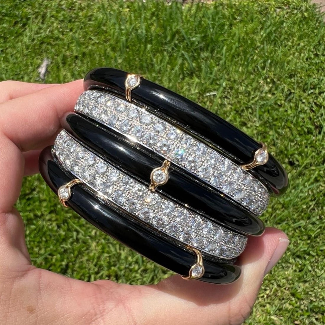 18K Gold Diamond Bangle Bracelet 24.00 Ct 121 Diamonds: 18K Gold Diamond Bangle Bracelet 24.00 Ct 121 Diamonds This stunning bangle bracelet is crafted from 18K yellow and white gold, showcasing a striking collection of 121 diamonds that weigh approximatel