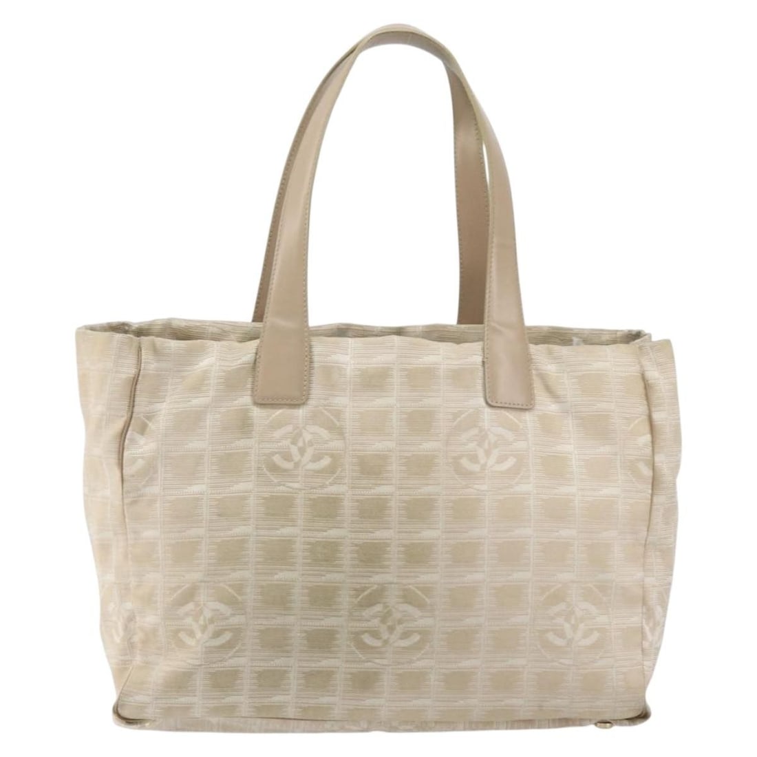 Beige Nylon Tote Bag Chanel Travel Line 34cm by 25cm by 14cm: Beige Nylon Tote Bag Chanel Travel Line 34cm by 25cm by 14cm This pre-owned Chanel Travel Line tote bag for women features beige nylon construction with metal fittings. It shows signs of use including