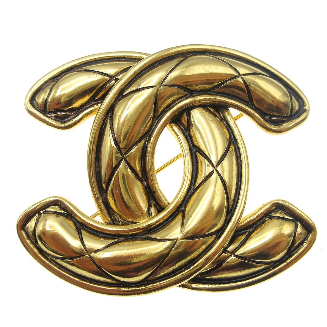 Chanel Gold Quilted CC Logo Brooch Pin 1152: Chanel Gold Quilted CC Logo Brooch Pin 1152 This exquisite Chanel Quilted CC Brooch Pin is a timeless accessory that adds a touch of elegance to any outfit. Crafted from gold-plated metal, this brooch