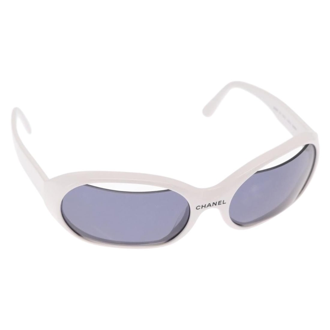 White Plastic CHANEL CC Sunglasses with Case Italy Model 159618: White Plastic CHANEL CC Sunglasses with Case Italy Model 159618 These CHANEL sunglasses feature a white plastic frame with the signature CC logo, crafted in Italy. The sunglasses come with a matching 