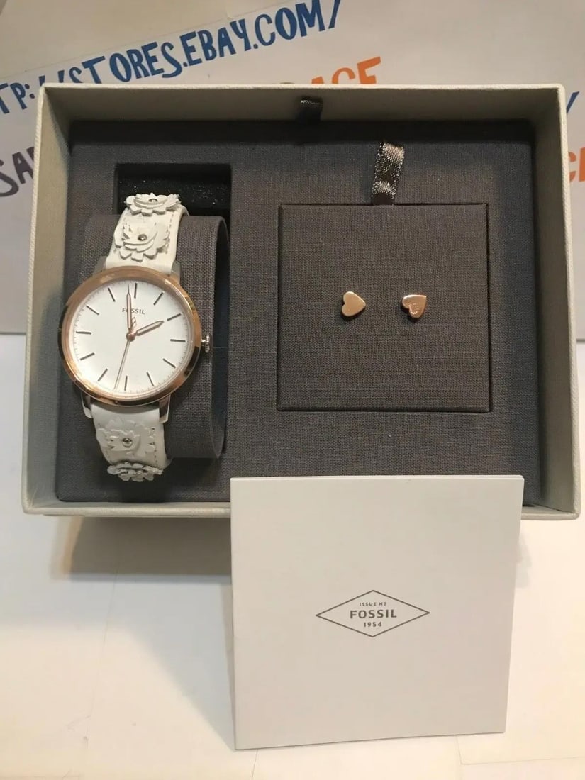 Fossil LDS 34mm White Mother of Pearl Dial Quartz Watch with Heart Earrings ES4383SET: Fossil LDS 34mm White Mother of Pearl Dial Quartz Watch with Heart Earrings ES4383SET This Fossil LDS wristwatch is a stylish accessory designed for ladies, featuring a 34mm round case with a polished