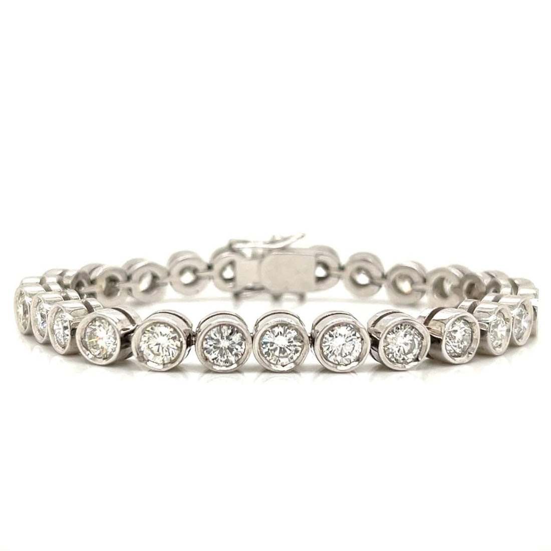 18K White Gold 12.50 Ct Diamond Tennis Bracelet 26 Diamonds F-G VS1-VS2: 18K White Gold 12.50 Ct Diamond Tennis Bracelet 26 Diamonds F-G VS1-VS2 This exquisite 18K White Gold Tennis Bracelet features 26 stunning round diamonds, collectively weighing approximately 12.50 car