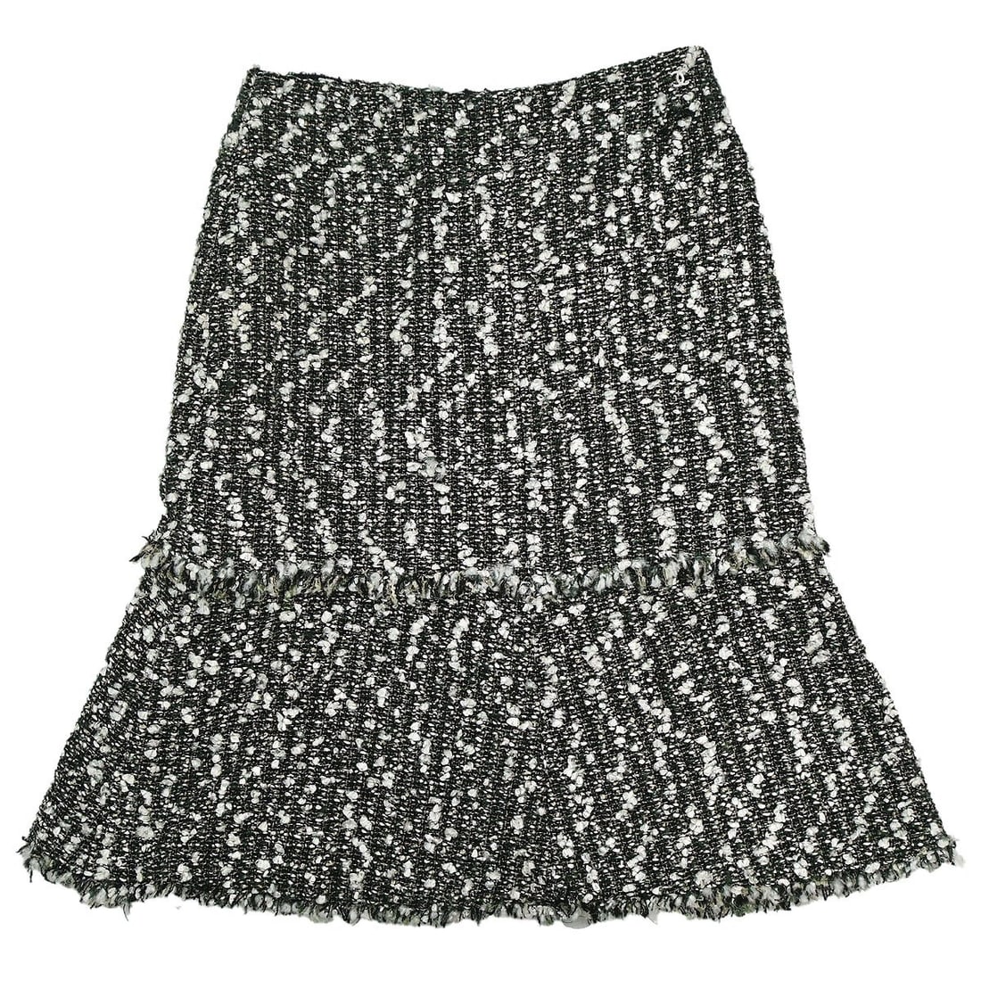 Chanel green tweed long skirt FR 38 logo: Chanel green tweed long skirt FR 38 logo This vintage Chanel long skirt features a green tweed design crafted from a blend of rayon, nylon, and wool. It is designed with a zip closure and includes log