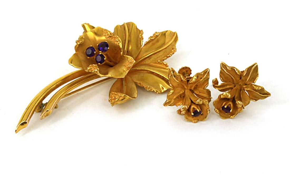 Vintage 14k Yellow Gold Amethyst Lily Brooch Earrings Set: Vintage 14k Yellow Gold Amethyst Lily Brooch Earrings Set This vintage jewelry set includes a lily flower brooch and matching earrings, expertly crafted in 14k yellow gold. Each piece is adorned with 