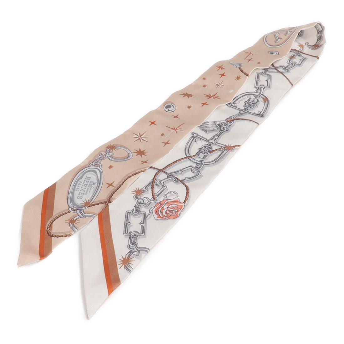 Hermes silk twilly scarf in beige and white: Hermes silk twilly scarf in beige and white This Hermes Twilly scarf is crafted from luxurious silk in a beige and white color palette. Designed for women, it offers a refined accessory option suitabl