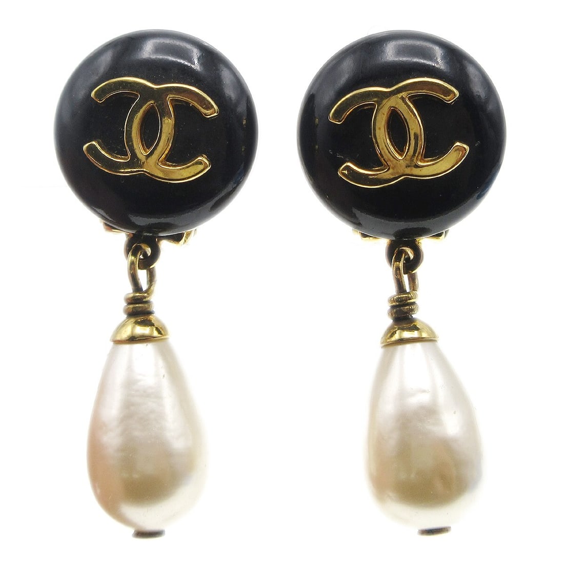 Chanel 95A Black Clip-On Dangle Earrings with Artificial Pearls: Chanel 95A Black Clip-On Dangle Earrings with Artificial Pearls Elevate your style with these exquisite Chanel dangle earrings. Featuring a stunning combination of artificial pearls and a sleek black 