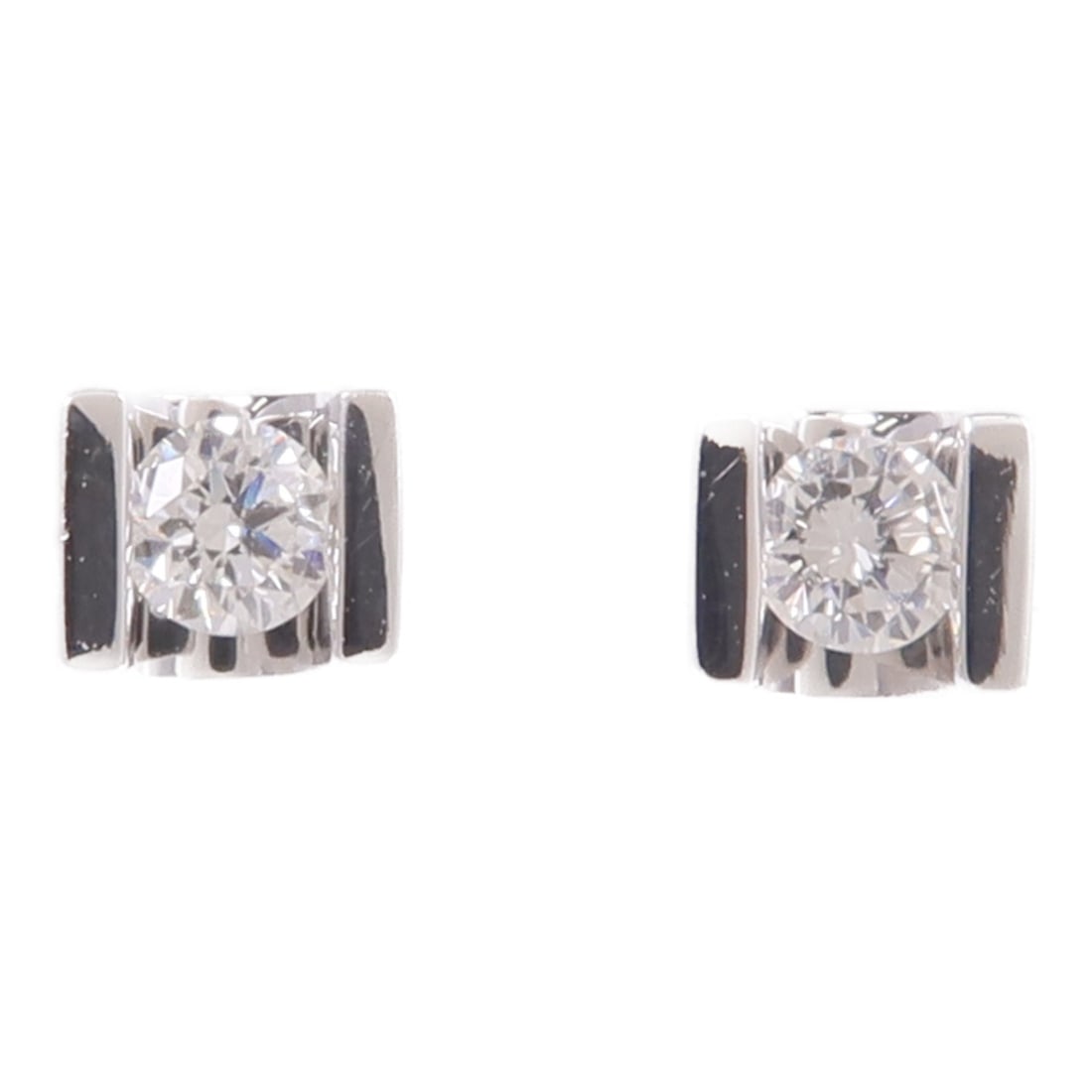 18K White Gold Pierced Earrings with Diamonds for Women: 18K White Gold Pierced Earrings with Diamonds for Women These pierced earrings feature sparkling diamonds set in 18K white gold, offering a classic and elegant accessory for women. The earrings are in
